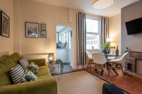 3 bedroom home sleeps 5 close to Chester City Centre welcomes couples, small groups, families and contractors
